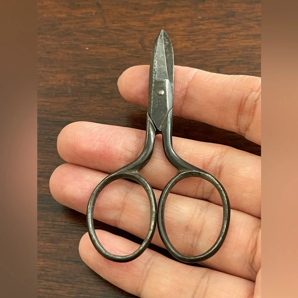 Antique small Clauberg Germany pair of metal scissors - Picture 5 of 5